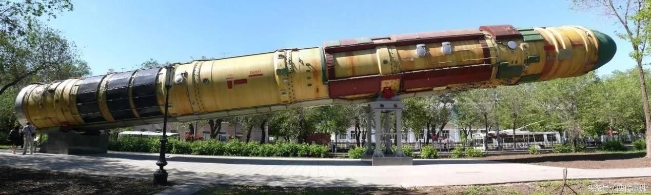 它是目前世界上威力最大的弹道导弹!200吨起飞重量!