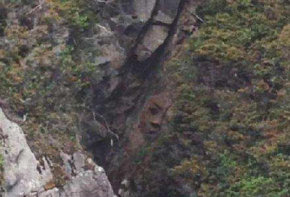 世界上最吓人的山峰,半山腰惊险巨大人脸,游客吓得腿都软了