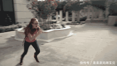 搞笑gif:天很热吗,妹子看到水这么开心啊