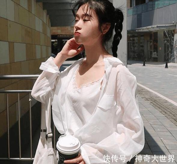 为什么女生穿半透明的白衣服里面都要穿黑内衣?看完这