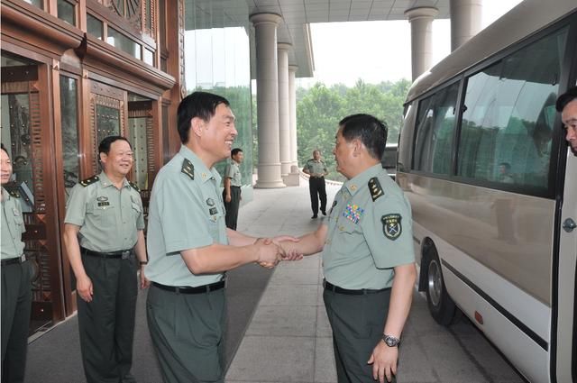 大家看阅兵的时候,军队里面在接受检阅的时候,士兵们喊首长好,或者
