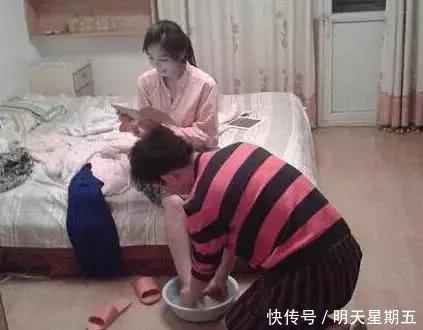 搞笑gif:二百斤的闺蜜降伏同桌,事实证明,强扭的瓜也可能甜