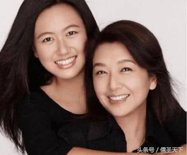 51岁江珊一家三口近照,二婚嫁小15岁老公,今女儿19岁