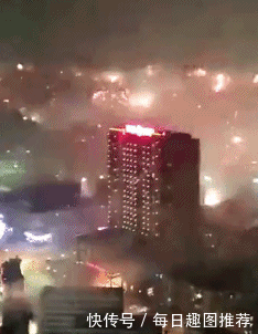 搞笑gif:大姐,你弯腰的瞬间,好像暴露了什么秘密.
