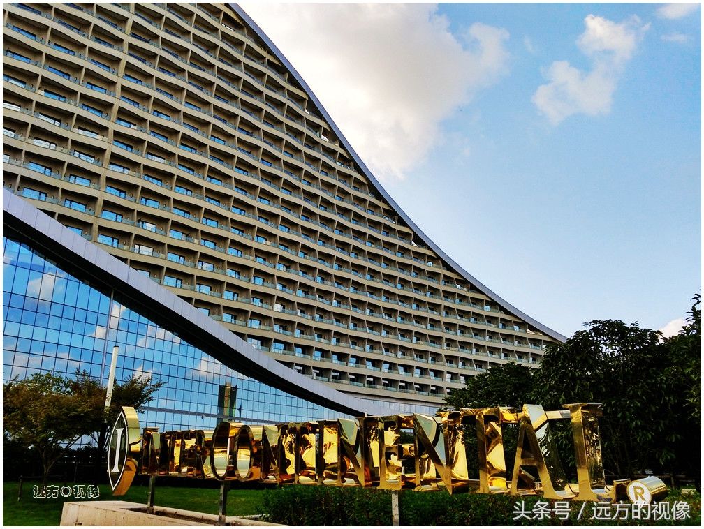 航拍造型奇特的武汉洲际酒店,似口衔蓝宝石在长江边翱翔的巨鸟