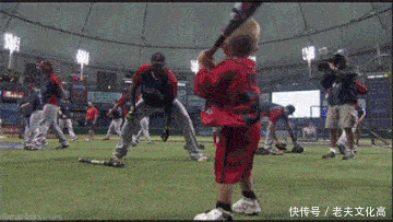 搞笑gif: 小伙子有前途, 稳准狠, 长大了肯定了不得