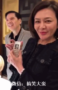 搞笑gif趣图:美女这破洞装好看吗?我有点搞不懂现在的