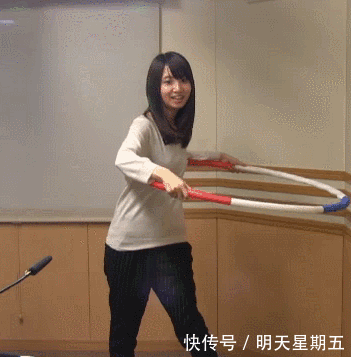 搞笑gif:大妹子,腿上这样还是少出门为妙,这样都众人皆知了