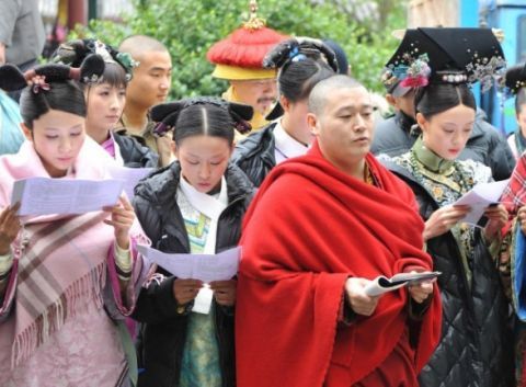 《甄嬛传》从未曝光的花絮照:小允子坐拥"皇帝的女人"