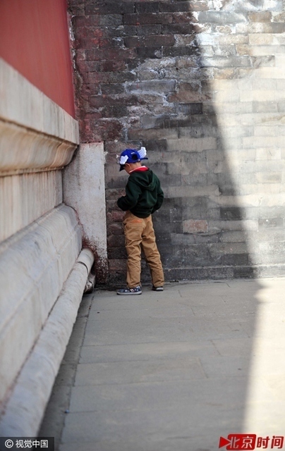 北京故宫博物院门前游客如织,小朋友随地大小便.