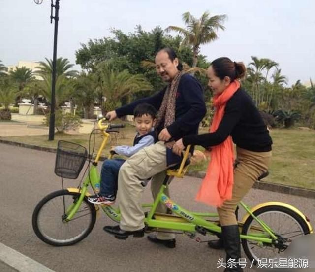 57岁腾格尔全家照,儿子帅气,两个老婆很漂亮,女儿病逝