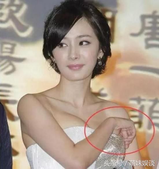 明星把不合身的礼服套在身上,丢脸了自己尴尬了群众?