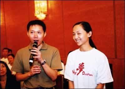 1995年的一次机缘巧合,邰丽华认识了现在的丈夫李春,李春是华中科技