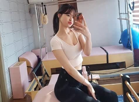 爱卖萌的健身女神,秀身材很豪放