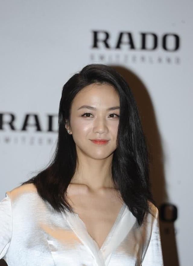 汤唯穿白衬衫素颜现身,鞠躬紧捂胸口严防走光-北京