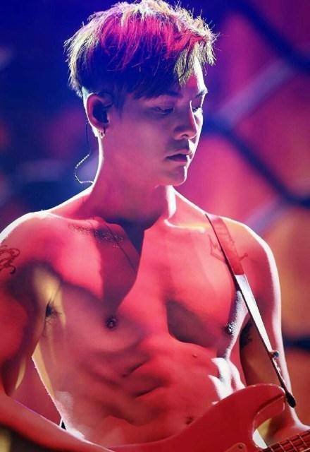 陈伟霆半裸健身秀肌肉,舞台上炫肌晒腹,生活中挥汗如