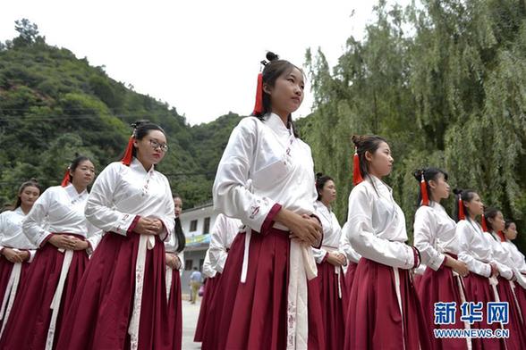 8月19日,参加汉式女子成人礼的汉服爱好者在学习"揖礼".