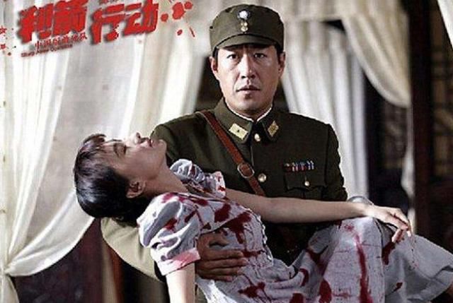 弹雨里毫发无损地穿过,依靠一次掷一把飞刀硬生生把成片的敌人撂倒了