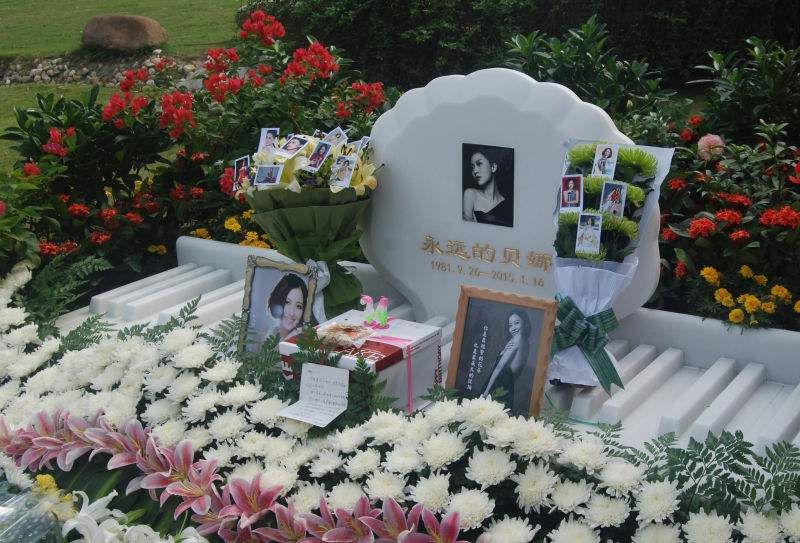 探访姚贝娜墓地,碑上两句话述其一生,追悼会上那英哭成泪人!