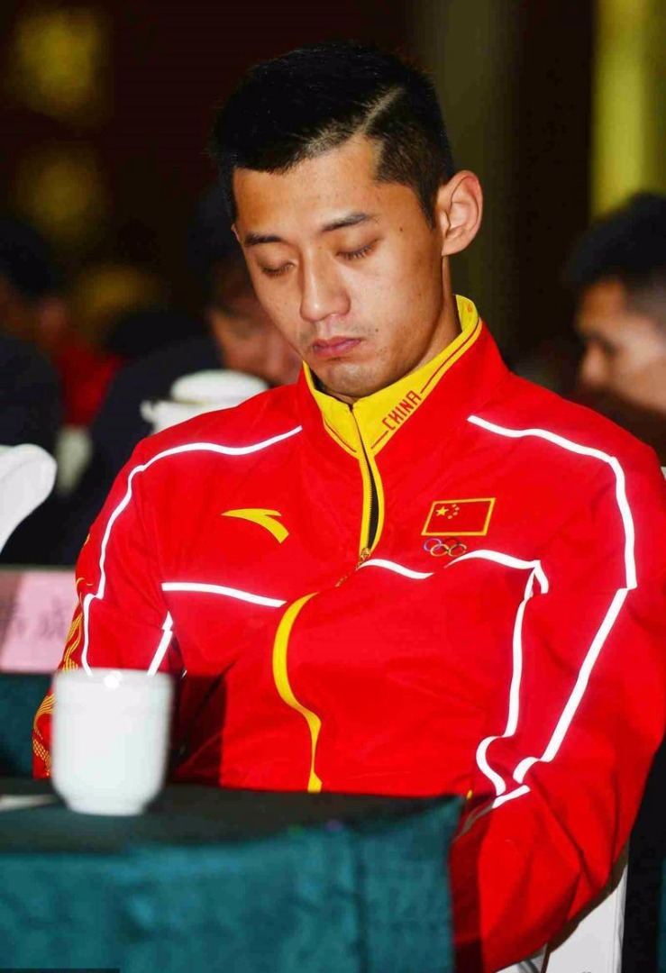 组图-山东表彰奥运健儿 张继科依然睡不醒