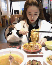 今天侄女来公司玩,中午带她去食堂吃饭,饭后端上来一些水果!