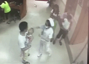 不过小哥,你这打人也不对啊!