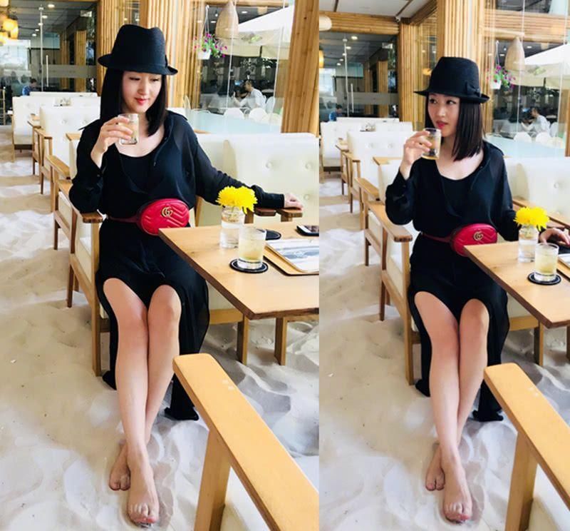 前段时间杨钰莹在微博上晒了一组自己赤脚在餐厅喝茶的照片,她身穿