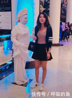 搞笑gif:兄弟,你骑个车都这么骚,我不看到你摔倒誓不罢休