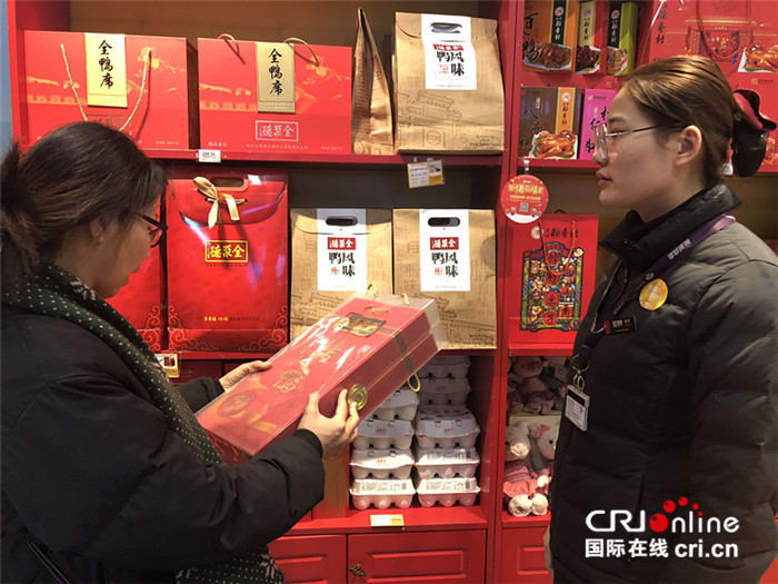和家人团聚才是真正的过年"他们为家里人带了的满满一箱子的北京特产