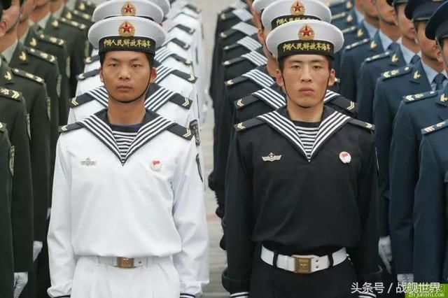 穿着两种色调的07式水兵服的中国海军水兵