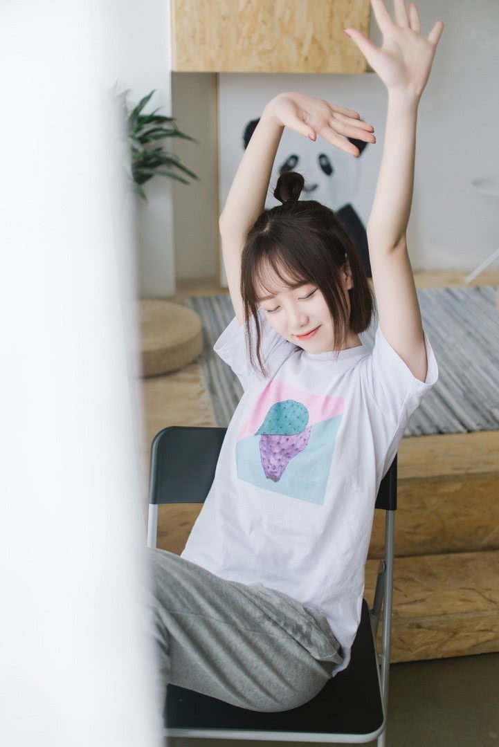 00后清纯的白皙美女,日系丸子头可爱居家写真照片!