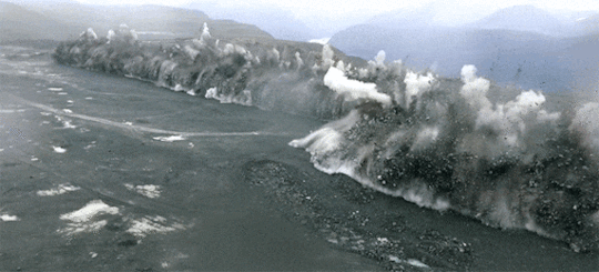 这是爆炸还是海啸,威力好大呀!