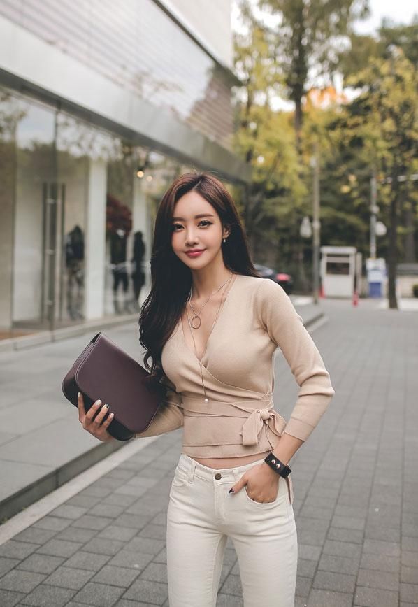 美女街拍:超漂亮的气质女神,优雅的风度苗条的身材!