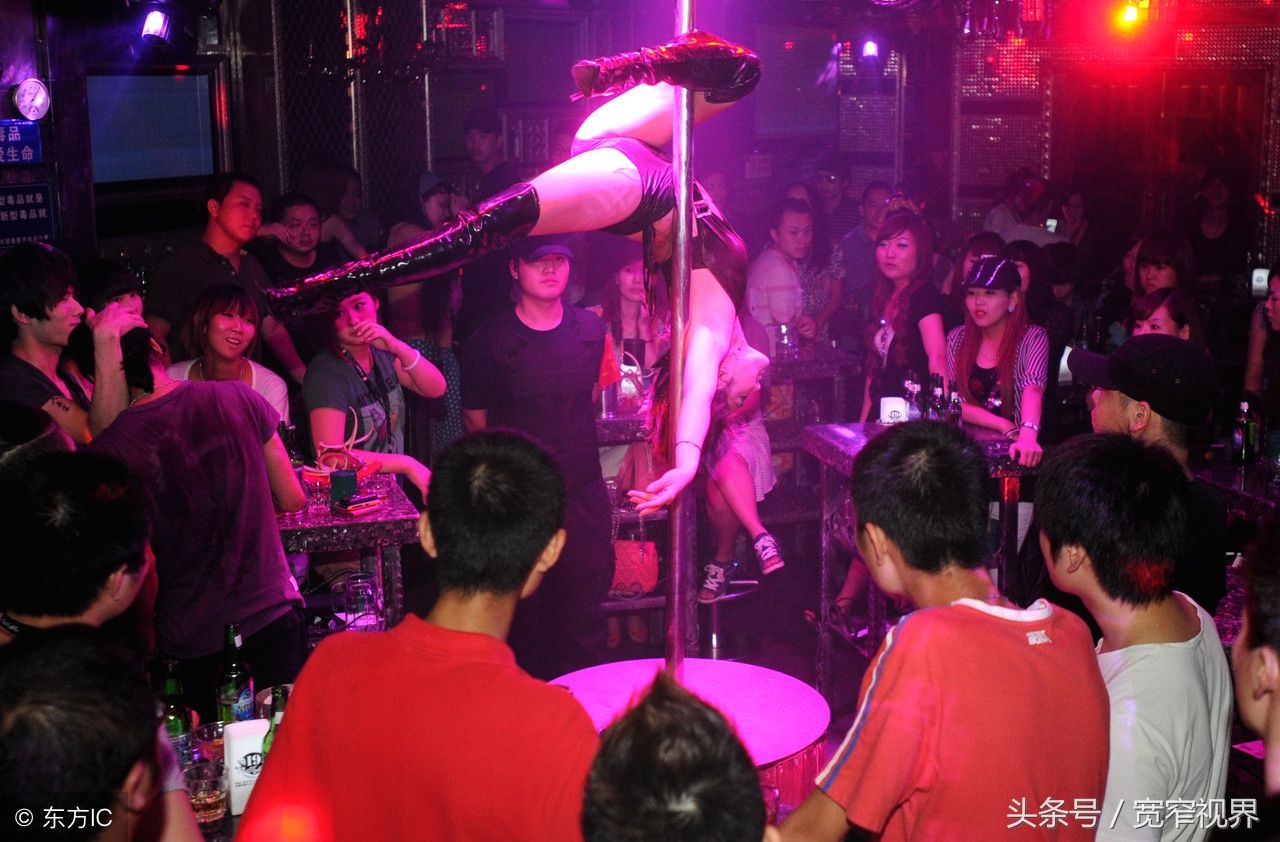 实拍夜场钢管舞女孩:曾获全国舞蹈金奖,最怕照片被发
