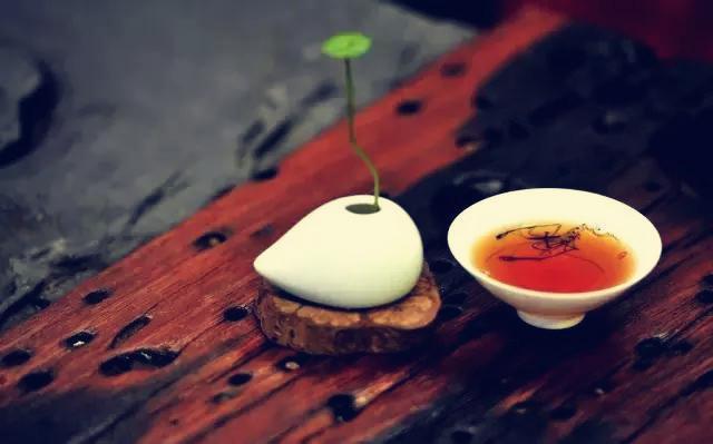 茶,水,人因缘相逢 这样的人生才没有缺陷 品茶给人生活的感悟 茶味