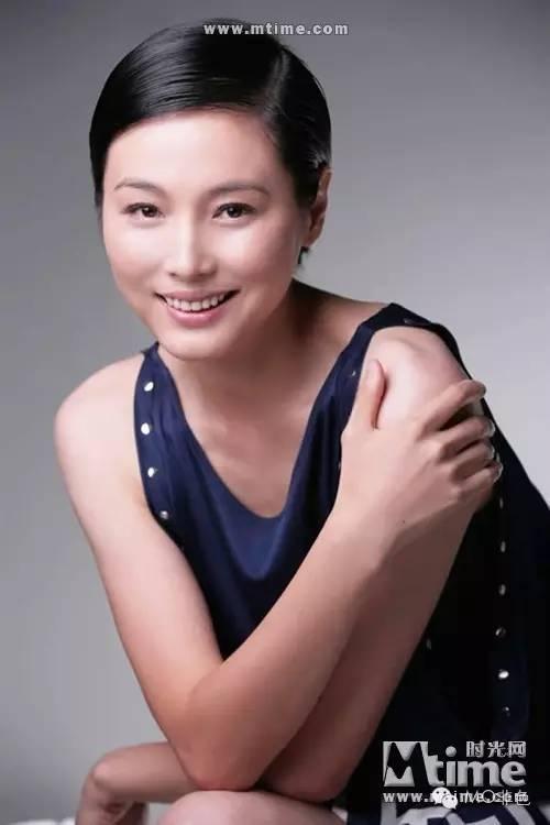 张延除了演戏也做过很长时间的女主持人,曾与著名主持人程前搭档主持