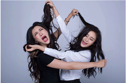 男人停了下来,拿眼使劲地扫了一圈四周.人们纷纷避开了他的目光.