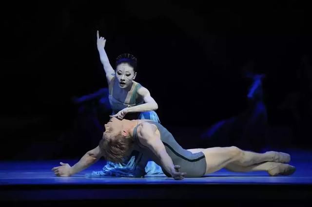 成功后的谭元元,也把注意力放到了中国的年轻舞者身上,她在上海开设