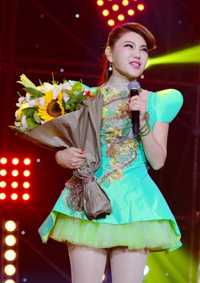 是80后内蒙歌手代表,国内最走红草原歌星之一,被誉为"蒙古之花"