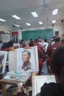 搞笑gif:妹子这一字马过分了,你们有考虑过电梯的感受