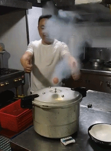 搞笑gif:动作一气呵成,落地成骨灰盒