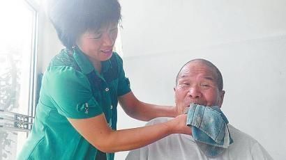 有时候二儿媳推轮椅把老头带下楼晒太阳的时候,老头还会用含糊不清的