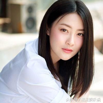 因还珠格格想当演员,两度合作张嘉译没带火,身材超棒却从不显摆