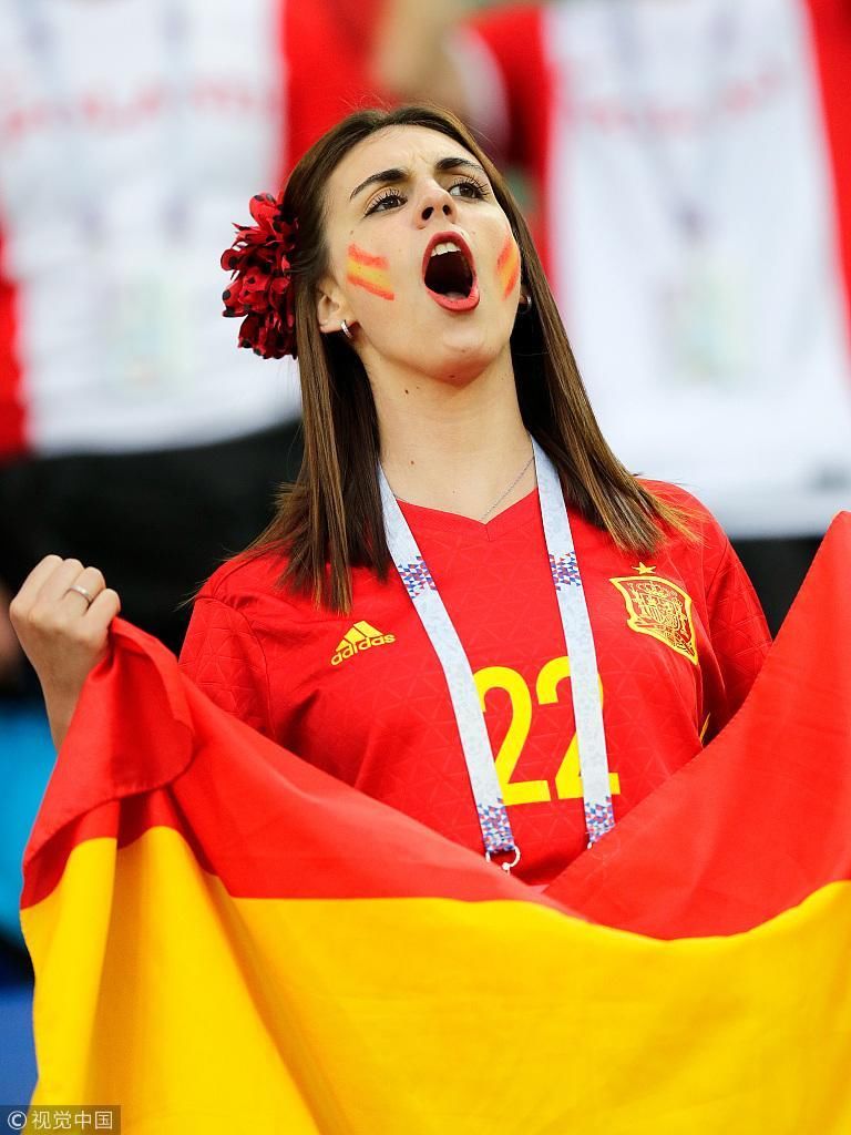 西班牙女球迷挥舞国旗