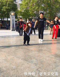 小小年纪就成为了小区广场舞的领军人物