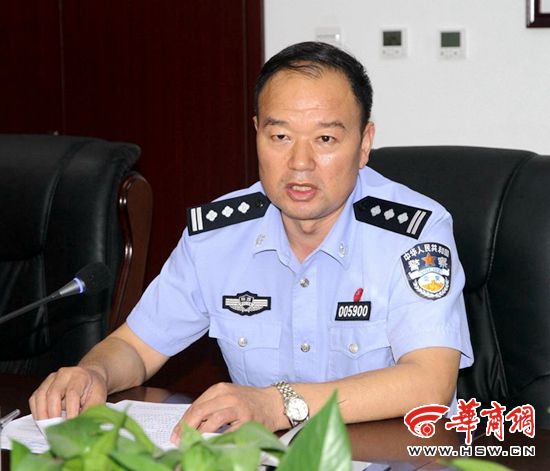 县局副局长马军社向检查组汇报大荔公安"环食药"队伍建设和业务工作