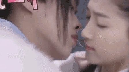 不管怎么说 这些女星拍吻戏都是亲自上阵 夜华白浅这段吻戏 浅浅的