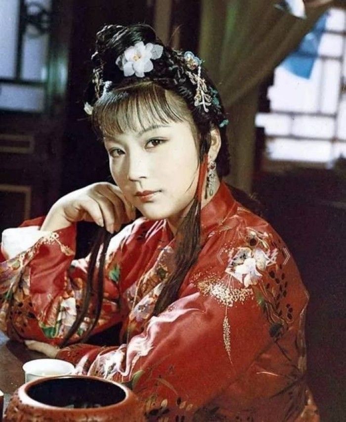 史湘云醉卧芍药荫!87版《红楼梦》郭霄珍经典剧照