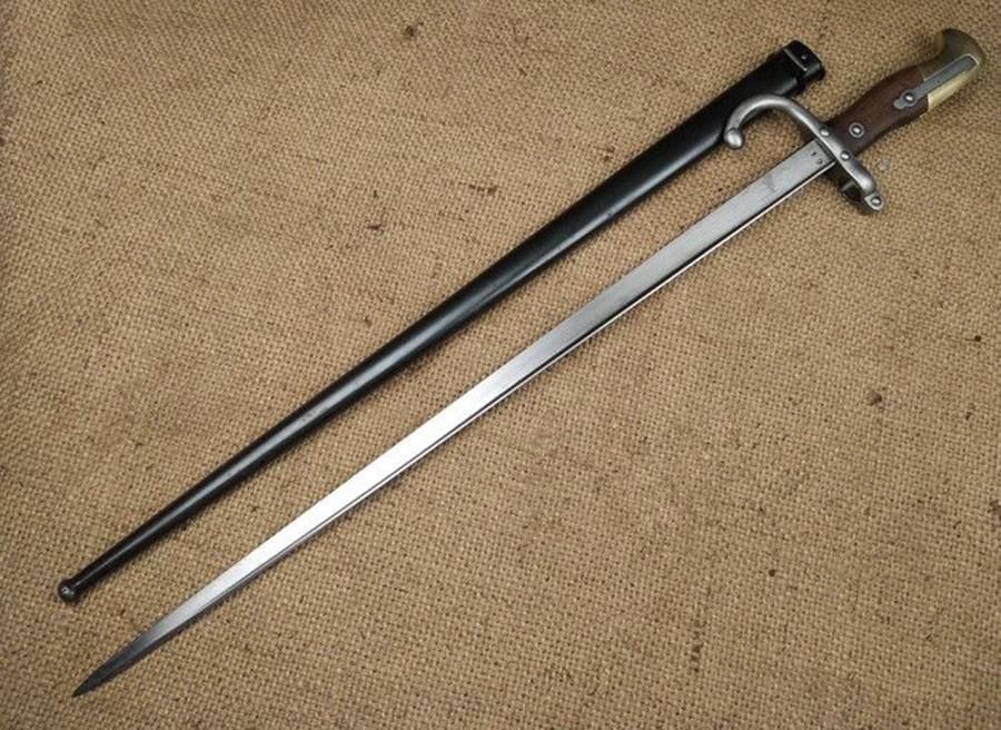 如俄国莫辛·纳甘1891式步枪的套筒式四棱刺刀,有的则是平面,如比利时