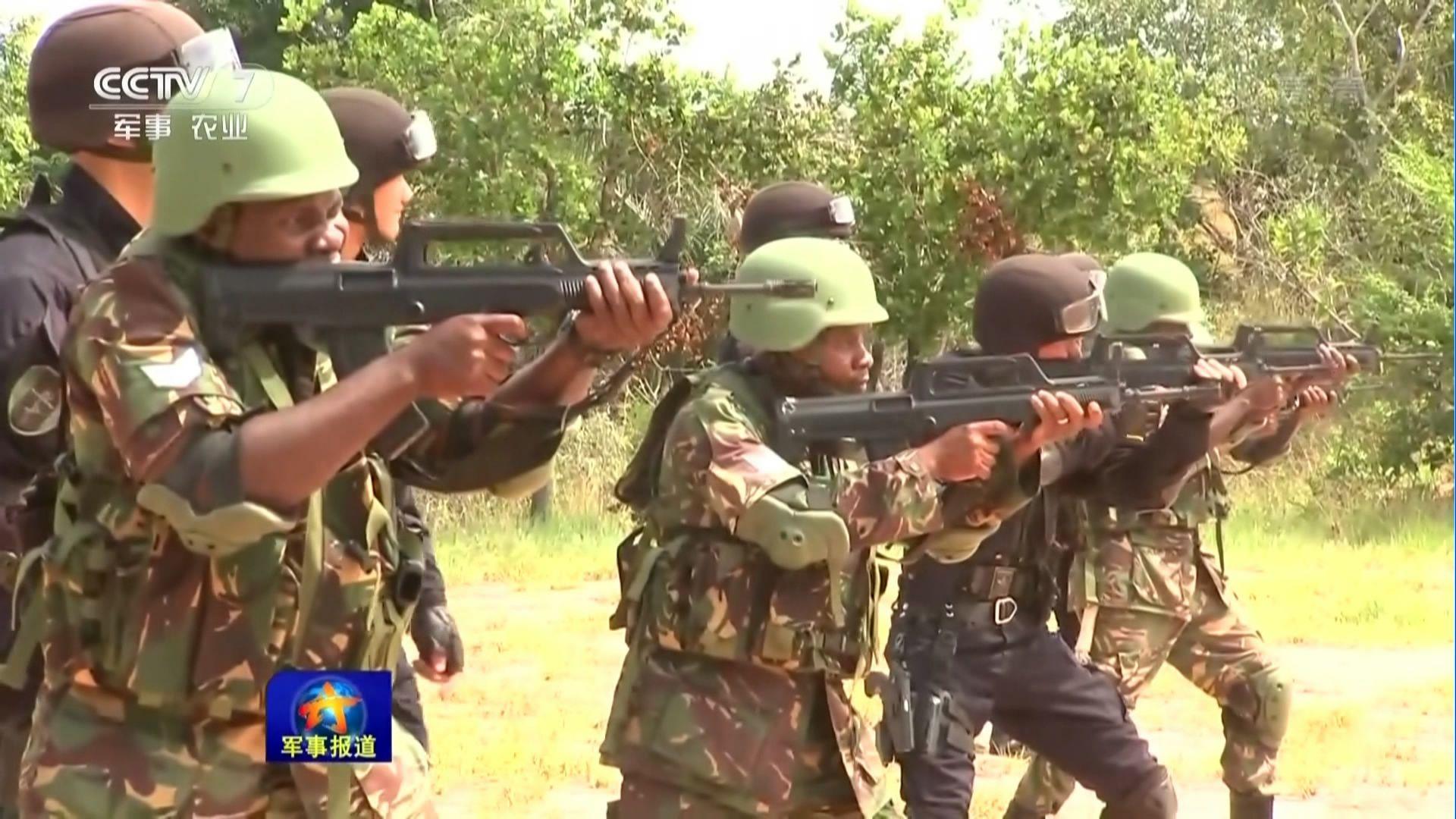 坦桑尼亚海军陆战队士兵试射中国海军特战队的高精度狙击步枪.